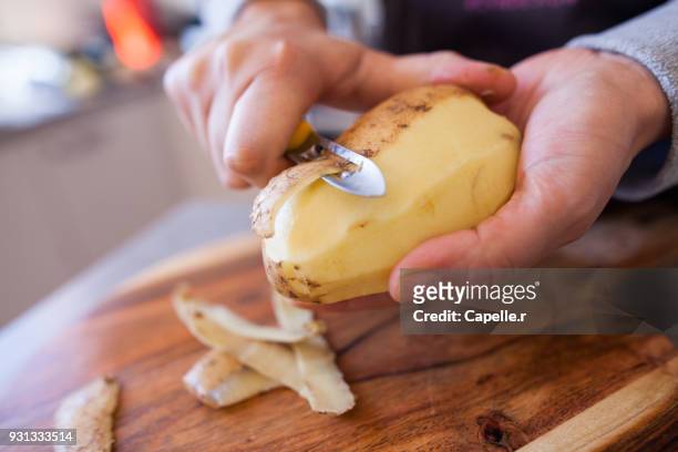 cuisine - éplucher des pommes de terre - raw potato stock pictures, royalty-free photos & images