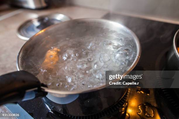cuisine - casserole d'eau bouillante - placa de fogão vitrocerâmica - fotografias e filmes do acervo