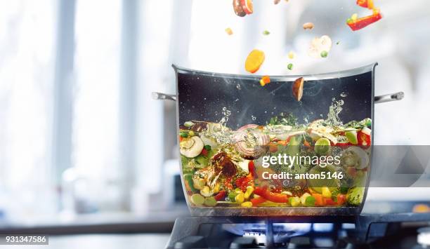 bouillon de légumes dans une moitié de casserole - transparent stock photos et images de collection