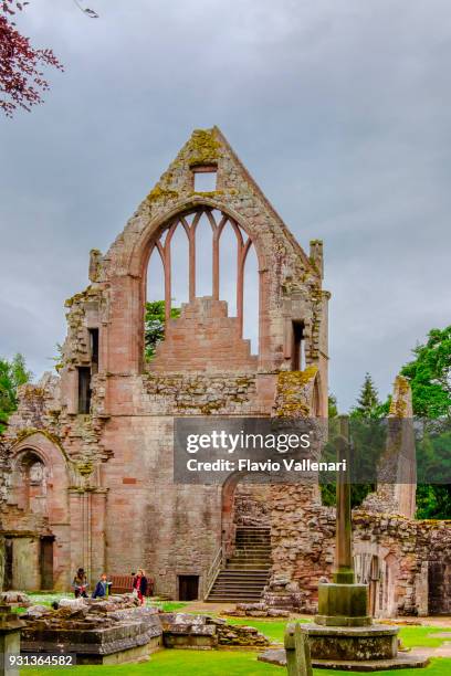 abadía de dryburgh, escocia - dryburgh fotografías e imágenes de stock