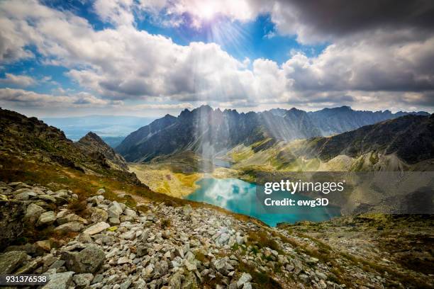 große hinczowy-teich in der hohen tatra, slowakei - carpathian mountain range stock-fotos und bilder