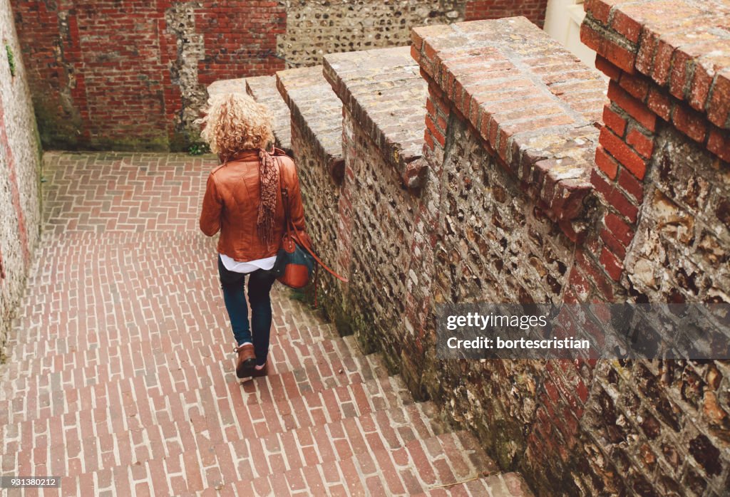 Mujer caminando por los escalones