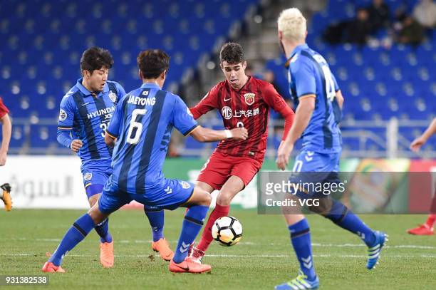 Jeong Jae-Yong of Ulsan Hyundai and Oscar of Shanghai SIPG compete for the ball during the 2018 AFC Champions League Group F match between Ulsan...