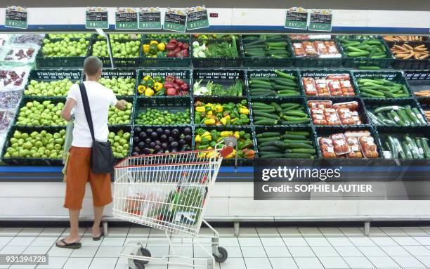 Une personne achète des fruits et légumes dans un supermarché de Mamoudzou sur Grande-Terre, la plus grande île de Mayotte, collectivité d'outre-mer...