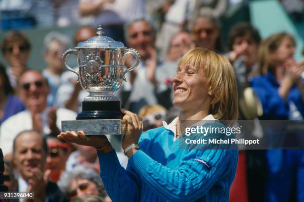 Former Czechoslovakian tennis player Martina Navratilova defeats Chris Evert , winning the Rolland Garros French Open.