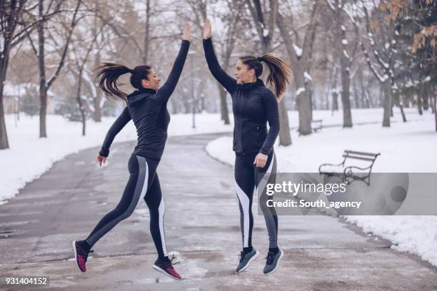 das war ein toller lauf - identische kleidung stock-fotos und bilder