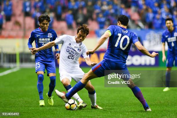 Giovanni Moreno of Shanghai Shenhua and Yeom Ki-Hun of Suwon Samsung Bluewings compete for the ball during the 2018 AFC Champions League Group H...