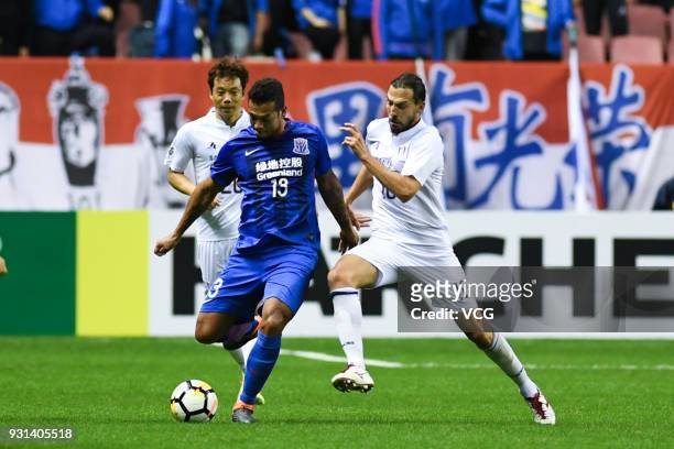 Fredy Guarin of Shanghai Shenhua and Dejan Damjanovic of Suwon Samsung Bluewings compete for the ball during the 2018 AFC Champions League Group H...