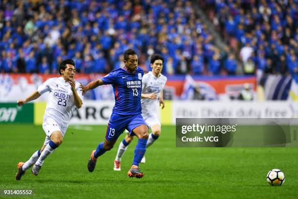 Fredy Guarin of Shanghai Shenhua and Lee Ki-Je of Suwon Samsung Bluewings compete for the ball during the 2018 AFC Champions League Group H match...