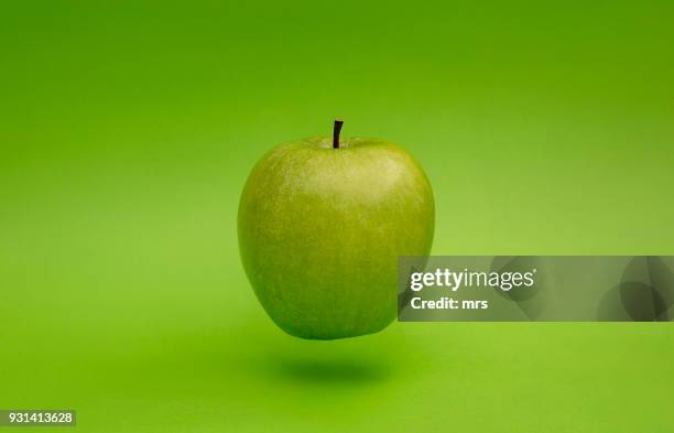 green apple - green apples stockfoto's en -beelden