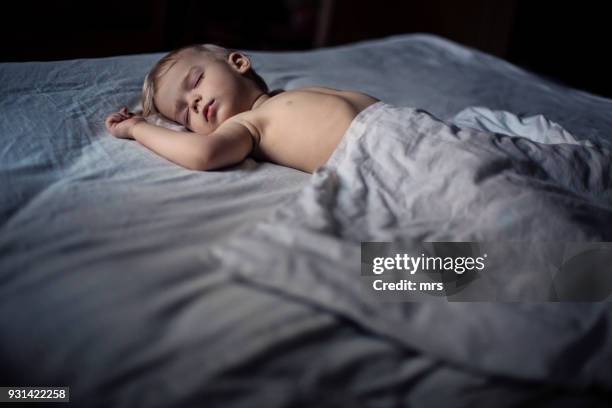 little boy sleeping - boy asleep in bed stock-fotos und bilder