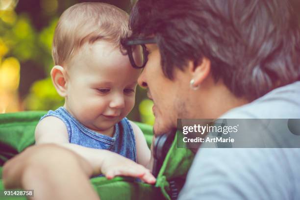 padre con el bebé al aire libre - marie say fotografías e imágenes de stock