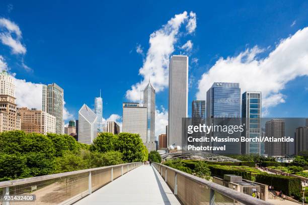 downtown, loop, view of the town from nichols bridgeway (renzo piano architect) - chicago millennium park stock pictures, royalty-free photos & images