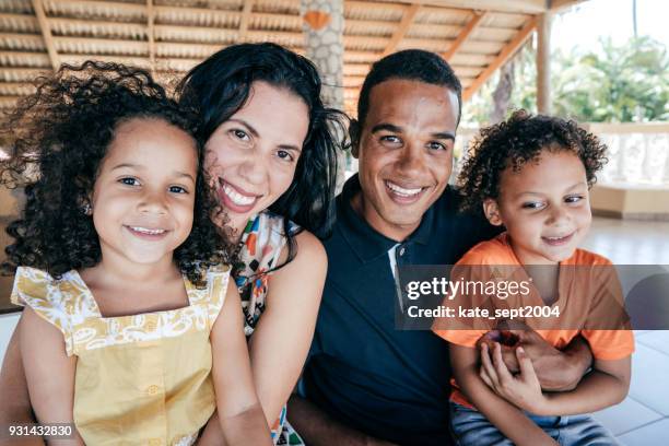 zomer en gelukkige familie op vakantie met twee kinderen - antilles stockfoto's en -beelden