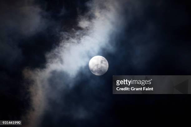 full moon on a cloudy night - mondlicht stock-fotos und bilder