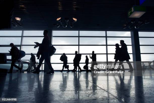 people rushing to departures lounges - busy airport stock pictures, royalty-free photos & images