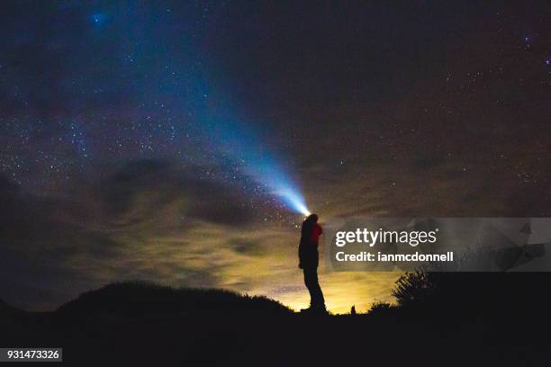 osservazione delle stelle - torcia elettrica foto e immagini stock