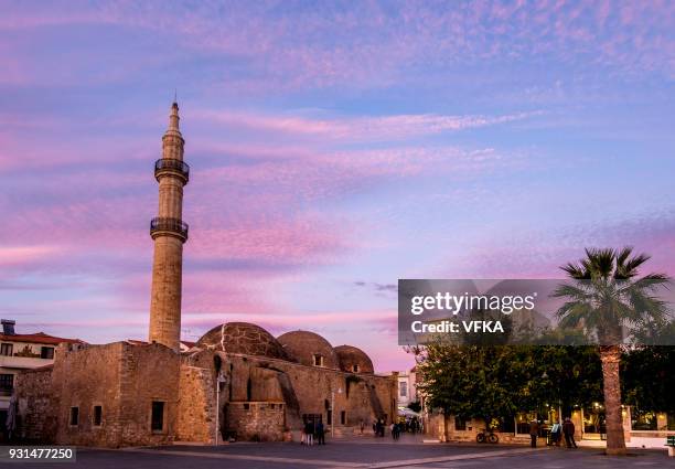 el neratze mezquita (mezquita de gazi hussein) petichaki cuadrado, rethymnon, crete, grecia - minaret fotografías e imágenes de stock