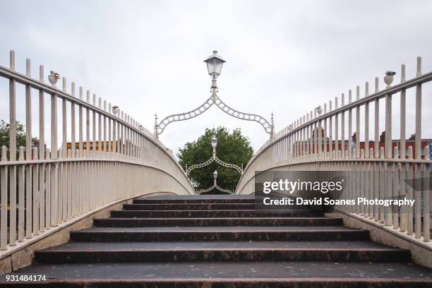 ha'penny bridge, dublin city, ireland - hapenny bridge stock pictures, royalty-free photos & images