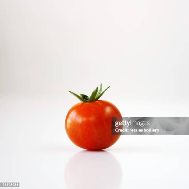 small red tomato - tomate cerise photos et images de collection