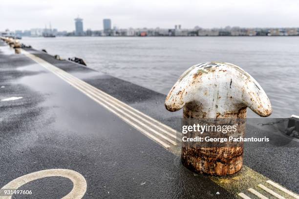 rusty mooring bollard - ボラード ストックフォトと画像