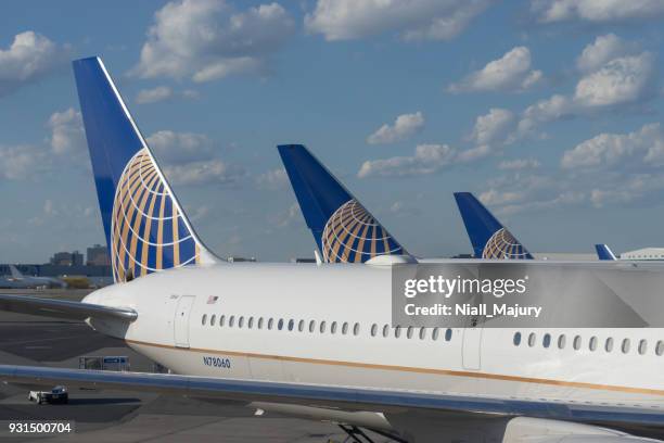 united airlines passenger planes parked at the gates at newark liberty international airport - aeroporto internacional de newark imagens e fotografias de stock