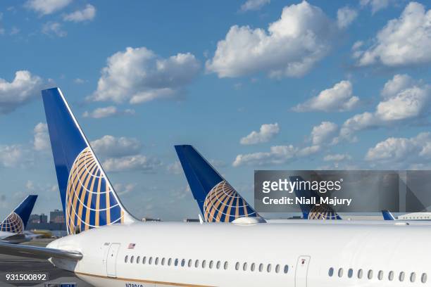united airlines passenger planes parked at the gates at newark liberty international airport - united airlines stock pictures, royalty-free photos & images