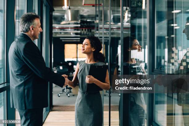 geschäftsfrau und geschäftsmann, hände schütteln. - handshake business zwei personen stock-fotos und bilder