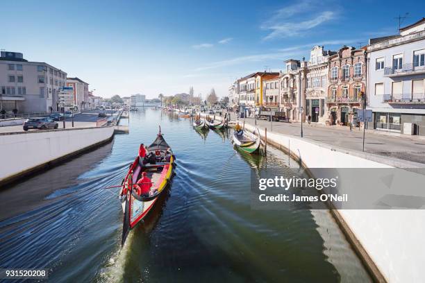 colourful boat (barcos moliceiros) on canal in aveiro, portugal - aveiro district stockfoto's en -beelden