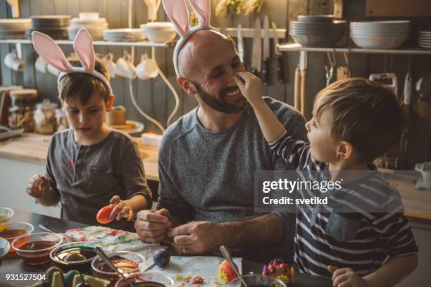 mostrando el lado artístico - easter family fotografías e imágenes de stock