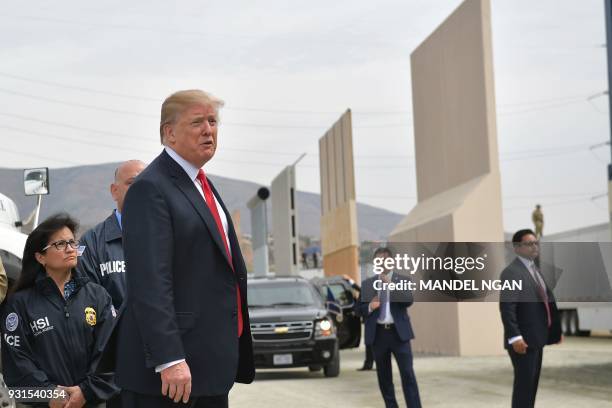 President Donald Trump inspects border wall prototypes in San Diego, California on March 13, 2018. / AFP PHOTO / MANDEL NGAN