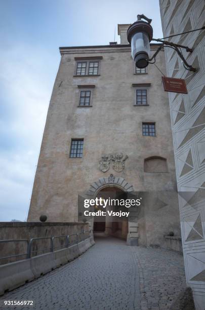 on the way to the upper castle, český krumlov, czech republic - vsojoy fotografías e imágenes de stock