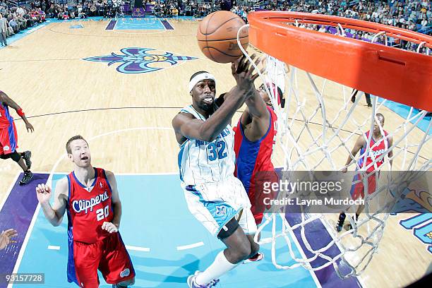 Julian Wright of the New Orleans Hornets shoots over Steve Novak and Craig Smith of the Los Angeles Clippers on November 17, 2009 at the New Orleans...