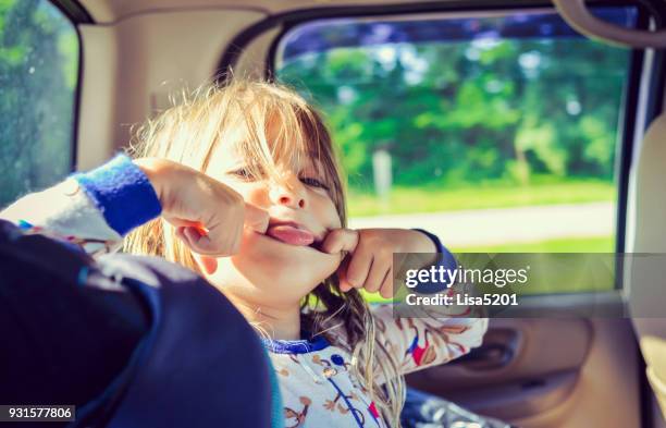 goofball sur un roadtrip - grimace de pitre photos et images de collection