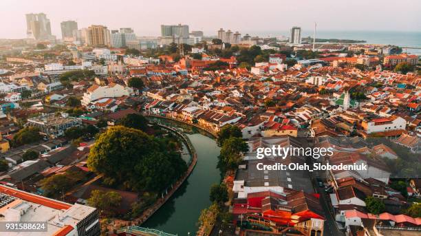 vista aérea de la ciudad de malaca en la madrugada - pueblo malasio fotografías e imágenes de stock