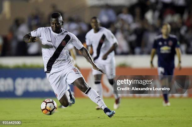 Duvier RiascosÂ of Vasco da Gama runs with the ball during a Group Stage match between Vasco and Universidad de Chile as part of Copa CONMEBOL...