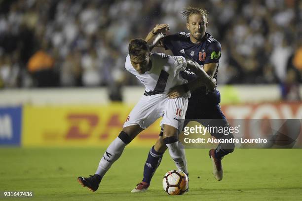 Evander of Vasco da Gama struggles for the ball with Felipe Seymour of Universidad de Chile during a Group Stage match between Vasco and Universidad...