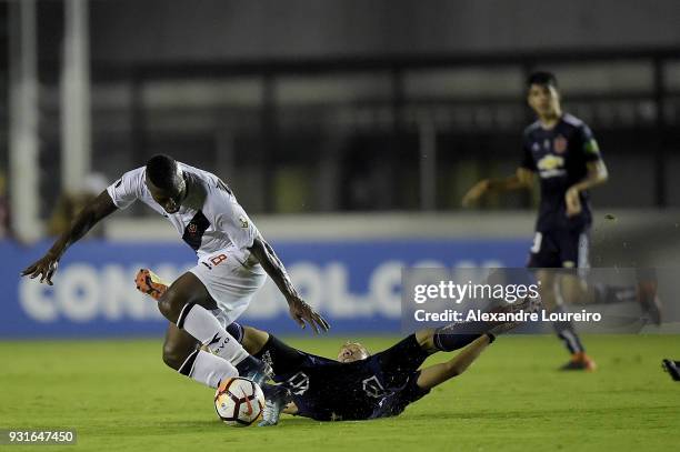 Duvier Riascos of Vasco da Gama struggles for the ball with Felipe Seymour of Universidad de Chile during a Group Stage match between Vasco and...