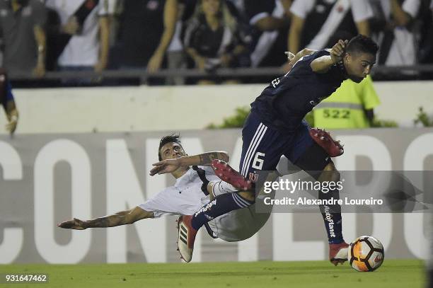 Rildo of Vasco da Gama struggles for the ball with MatÃ­as Rodriguez of Universidad de Chile during a Group Stage match between Vasco and Universidad...