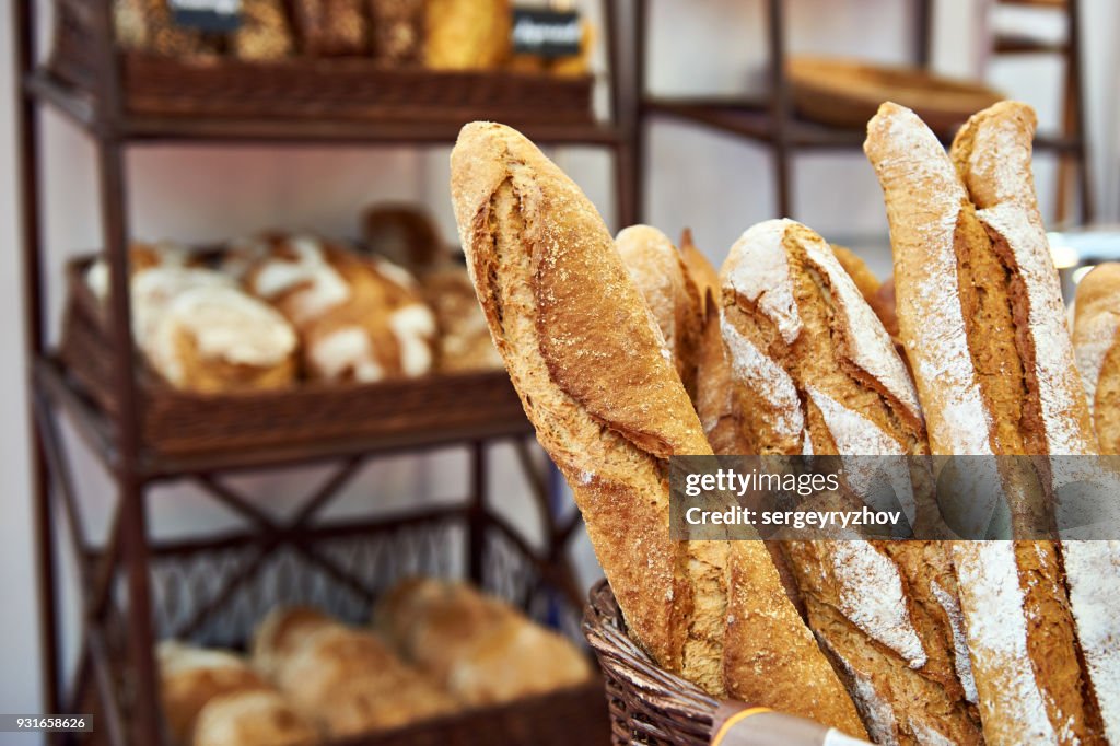 Bröd baguette i korg på bakning shop