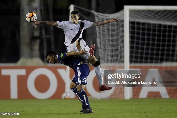 Rildo of Vasco da Gama struggles for the ball with ChristiÃ¡n Vilches of Universidad de Chile during a Group Stage match between Vasco and...