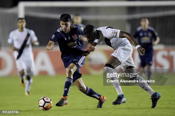 Erazo of Vasco da Gama struggles for the ball with Angelo Araos of Universidad de Chile during a Group Stage match between Vasco and Universidad de...