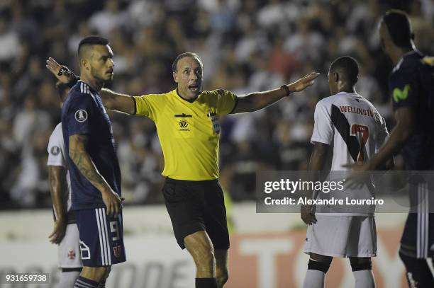 The referee Daniel Fedorczuk yells with the players during a Group Stage match between Vasco and Universidad de Chile as part of Copa CONMEBOL...