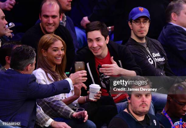 Heidi Dela Rosa and Justin Long attend the New York Knicks Vs Dallas Mavericks game at Madison Square Garden on March 13, 2018 in New York City.