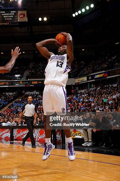Tyreke Evans of the Sacramento Kings shoots the ball against the Chicago Bulls on November 17, 2009 at ARCO Arena in Sacramento, California. NOTE TO...