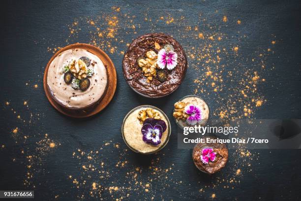 pretty chocolate and caramel breakfast pot clusters - comida doce imagens e fotografias de stock