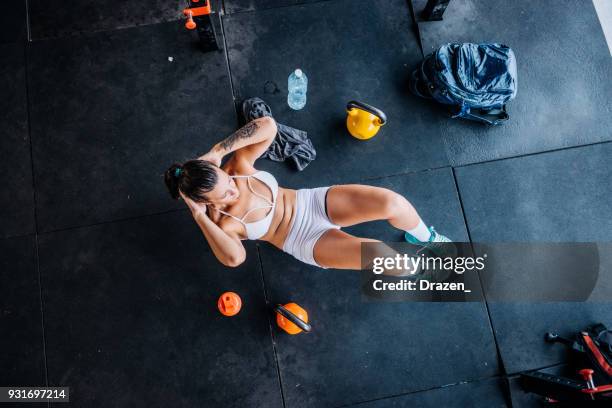 beautiful brazilian woman exercising abs on cross training - circuit training stock pictures, royalty-free photos & images