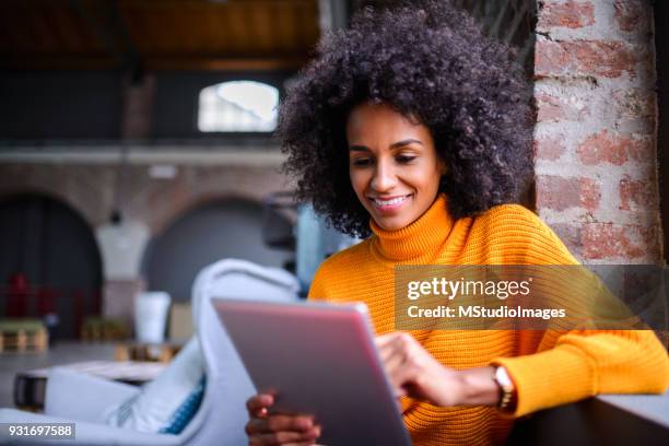 lachende vrouw met behulp van digitale tablet. - searching on phone stockfoto's en -beelden