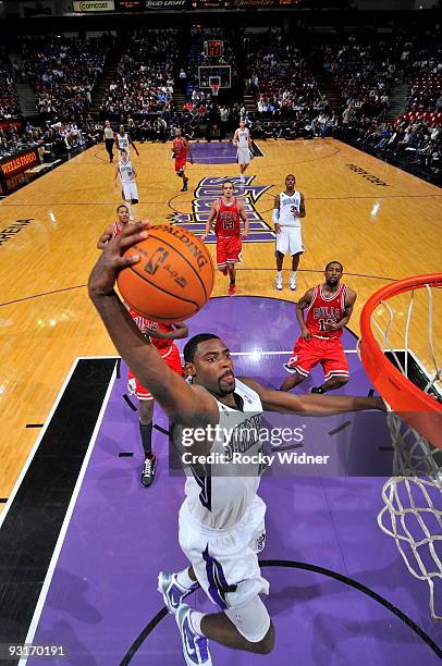 Tyreke Evans of the Sacramento Kings takes the ball to the basket against the Chicago Bulls on November 17, 2009 at ARCO Arena in Sacramento,...