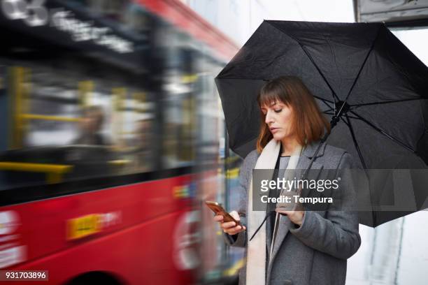 bedrijf in beweging - london buses stockfoto's en -beelden